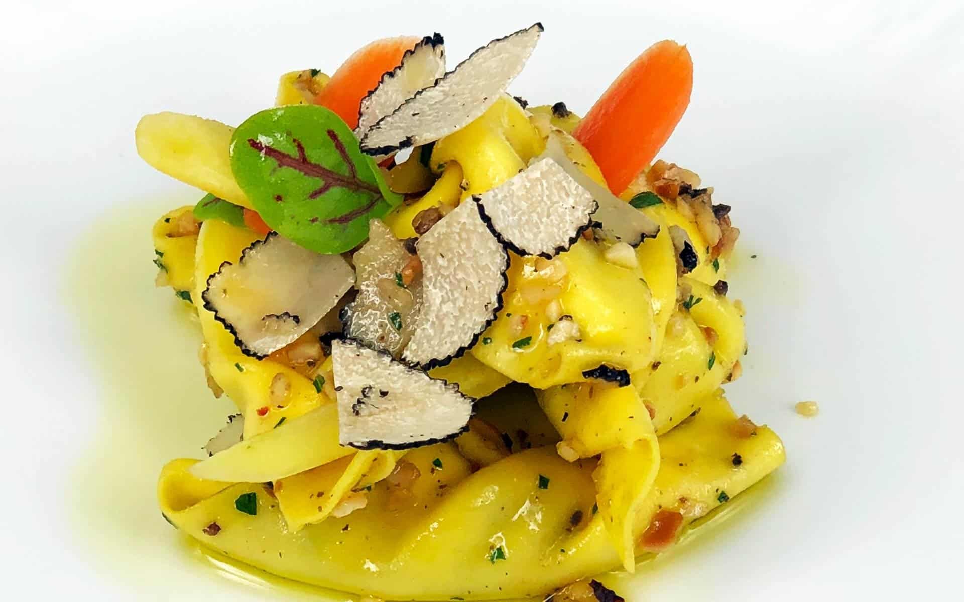 Caramelle-piacentine-con-tartufo-nero-e-granella-di-nocciole