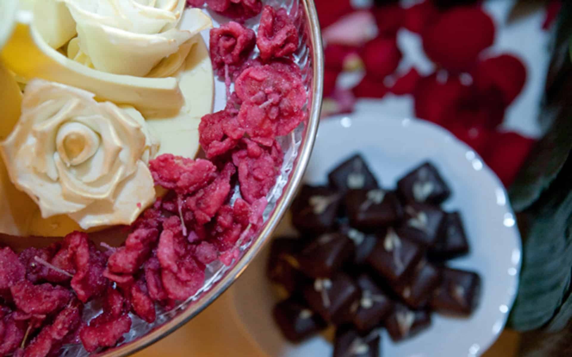 Petali-di-rosa-cristallizzati-e-praline-Caffe-Scala-catering-Milano